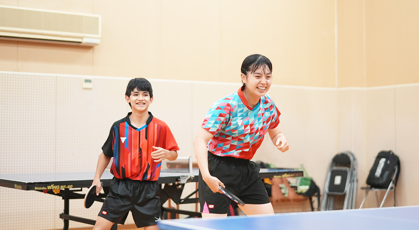 メインビジュアル：卓球をプレーする中学生
